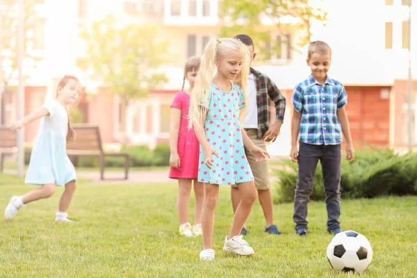 Carino bambini piccoli che giocano a calcio nel parco — Foto Stock