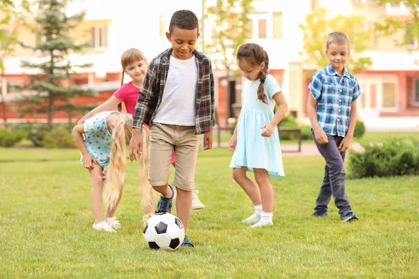 Carino bambini piccoli che giocano a calcio nel parco — Foto Stock