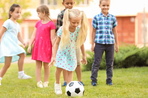 Lindos niños jugando al fútbol en el parque — Foto de Stock