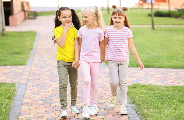 Niedlichen kleinen Mädchen zu Fuß in Park — Stockfoto