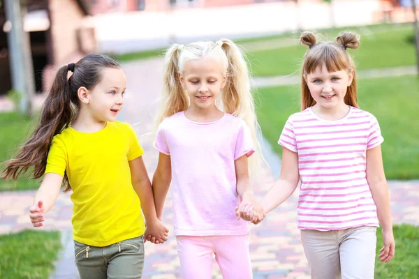 Carine bambine che camminano nel parco — Foto Stock