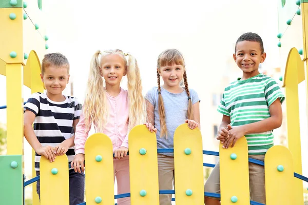 Crianças pequenas bonitos no parque infantil — Fotografia de Stock