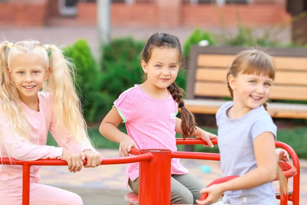 Petits enfants mignons sur l'aire de jeux — Photo