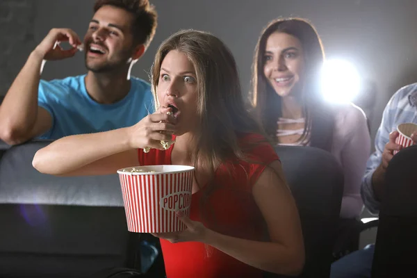 Mujer emocional con palomitas de maíz viendo películas en el cine — Foto de Stock