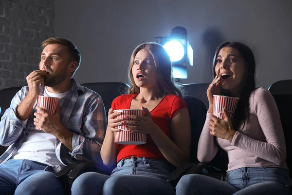 Amis du pop-corn regarder un film d'horreur au cinéma — Photo