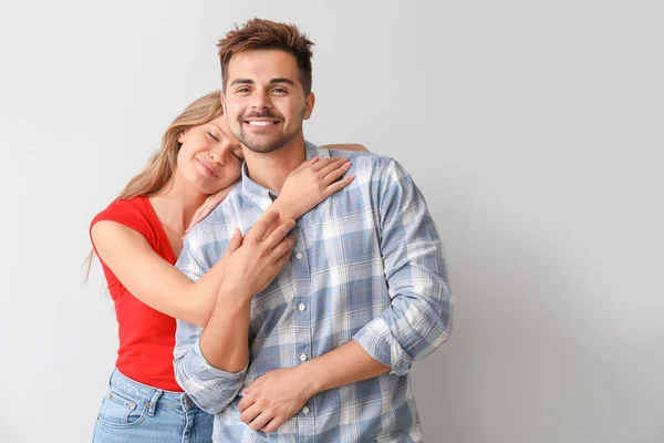 Retrato de pareja feliz sobre fondo claro — Foto de Stock