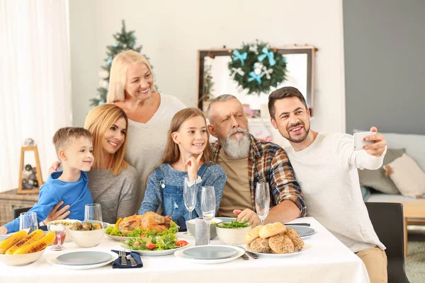 Gelukkige familie die selfie neemt tijdens het kerstdiner thuis — Stockfoto