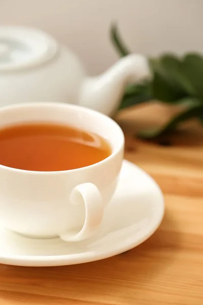 テーブルの上の熱いお茶のカップ — ストック写真