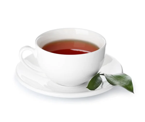Чашка горячего чая на белом фоне — стоковое фото