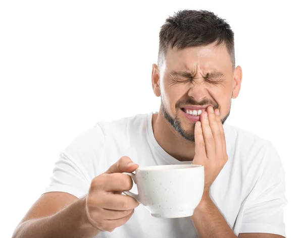Man med känsliga tänder och kopp hett kaffe på vit bakgrund — Stockfoto