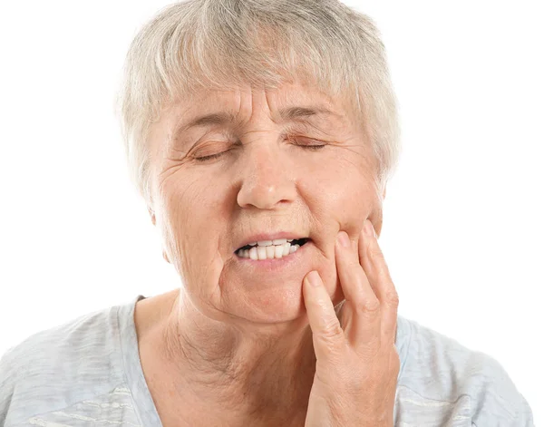 Старшая женщина страдает от зубной боли на белом фоне — стоковое фото