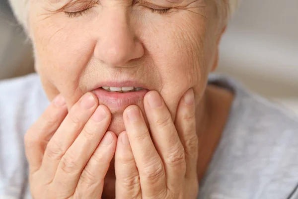 Senior vrouw die lijdt aan kiespijn, close-up — Stockfoto