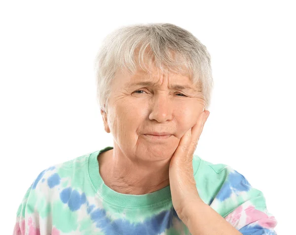 Senior vrouw die lijdt aan kiespijn tegen witte achtergrond — Stockfoto