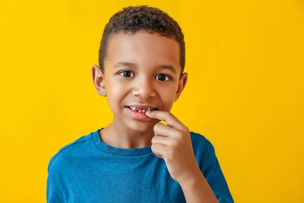 Little African-American boy suffering from toothache against color background — Stock Photo, Image