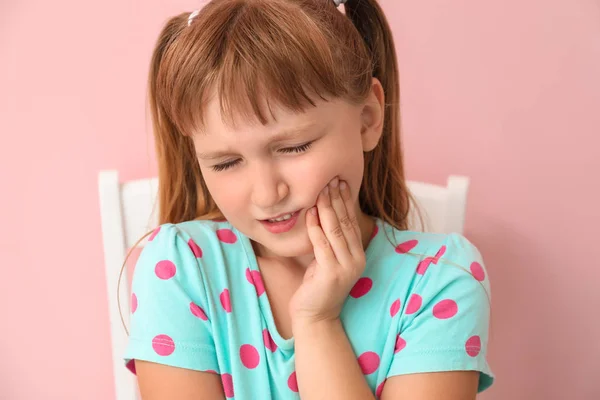 Little girl suffering from toothache on color background — Stock Photo, Image