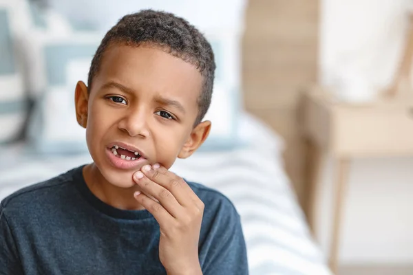 Malý afroamerický chlapec trpící bolem zubů doma — Stock fotografie