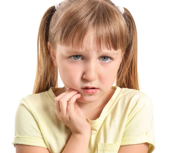 Маленька дівчинка страждає від зубного болю на білому тлі — стокове фото