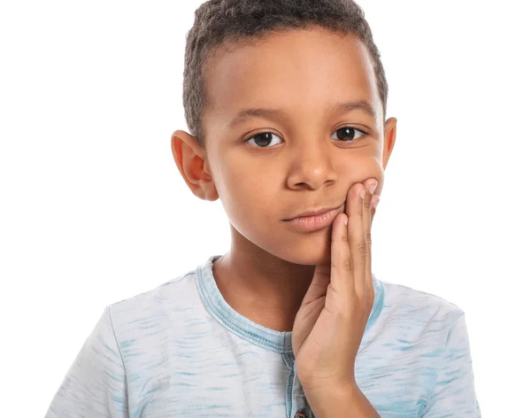 Kis afro-amerikai fiú szenved fogfájás ellen fehér háttér — Stock Fotó