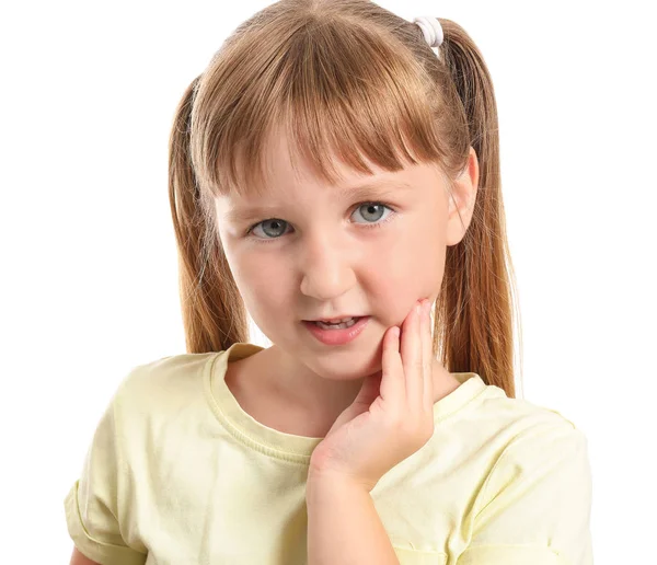 Mała dziewczynka cierpiąca na ból zębów na białym tle — Zdjęcie stockowe