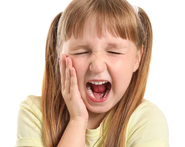 Маленькая девочка страдает от зубной боли на белом фоне — стоковое фото
