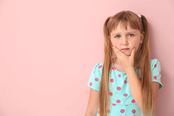 Little girl suffering from toothache on color background — Stock Photo, Image