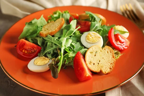 Salade savoureuse avec roquette et oeufs dans l'assiette, gros plan — Photo