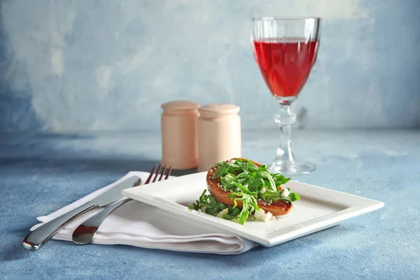 Plate with tasty pear and fresh arugula on table — Stock Photo, Image