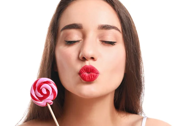 Schöne junge Frau mit hellem Lippenstift und Lutscher auf weißem Hintergrund — Stockfoto