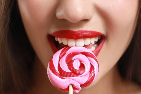 Beautiful young woman with bright lipstick and lollipop, closeup — Stock Photo, Image