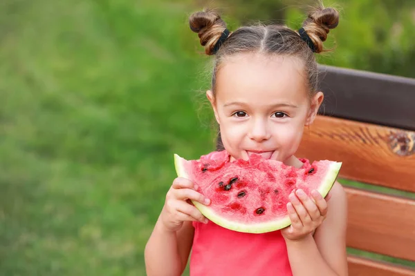 Sevimli küçük kız parkta tatlı karpuz yeme — Stok fotoğraf