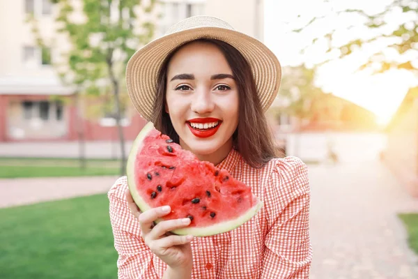 Belle jeune femme mangeant pastèque sucrée dans le parc — Photo