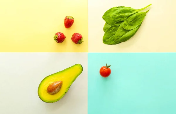 Verse aardbei met avocado en spinazie op kleur achtergrond — Stockfoto