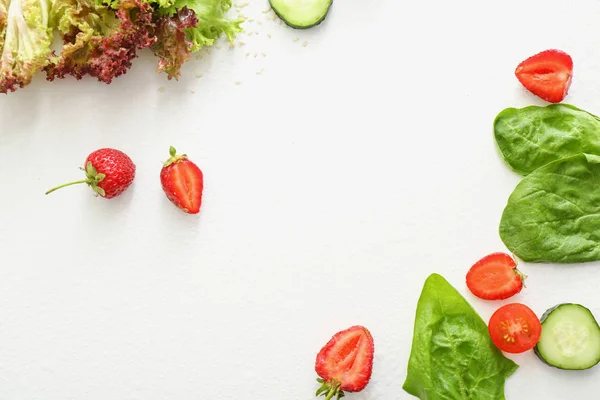 Verse aardbei met kruiden en groenten op witte achtergrond — Stockfoto