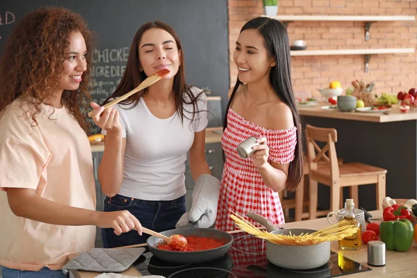 Beautiful women cooking together in kitchen — Stock Photo, Image