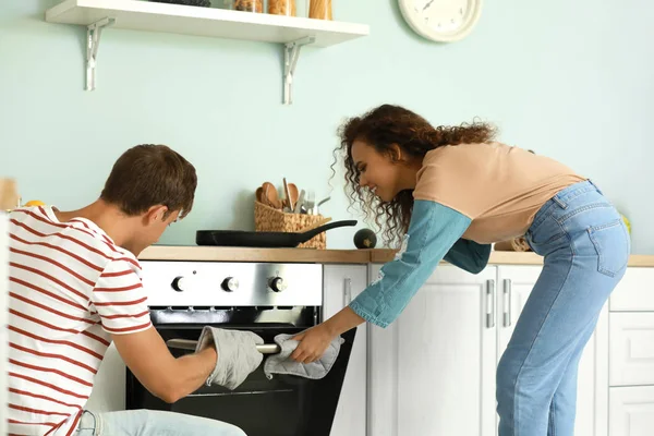 Casal feliz cozinhar juntos na cozinha — Fotografia de Stock