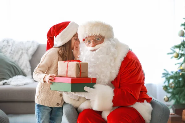 Niña diciéndole a Santa su deseo en la habitación decorada para Navidad — Foto de Stock