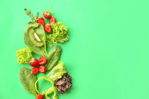 Kruiden met aardbei, peper en kiwi op kleur achtergrond — Stockfoto