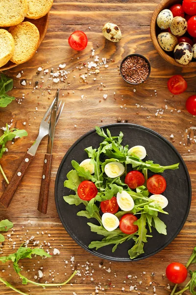 Plato con sabrosa ensalada sobre mesa de madera — Foto de Stock
