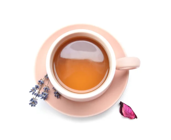 Filiżanka gorącej herbaty z lawendy na białym tle — Zdjęcie stockowe