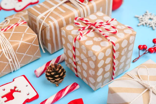 Weihnachtsgeschenk-Boxen auf farbigem Hintergrund — Stockfoto