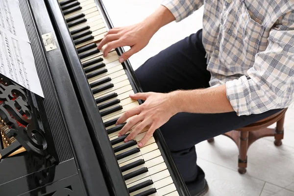 Homme jouant du piano à queue au concert — Photo