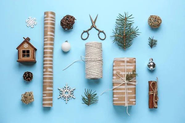 Caixa de presente de Natal com decoração sobre fundo de cor — Fotografia de Stock