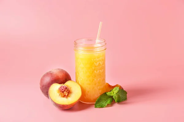 Jar of tasty peach juice on color background — Stock Photo, Image