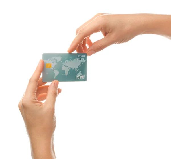 Mani femminili con carta di credito su sfondo bianco — Foto Stock
