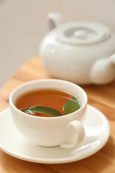 En kopp varmt te på bordet Stockfoto
