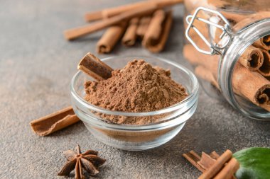 Gri masada tarçın tozu ile Kase