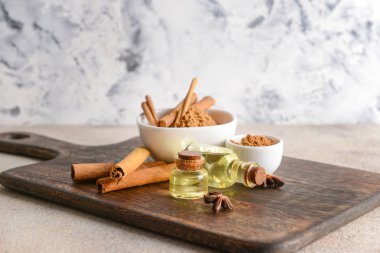 Aromatik tarçın çubukları, toz ve masada uçucu yağ