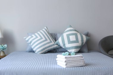 Yatakta temiz havlu yığını