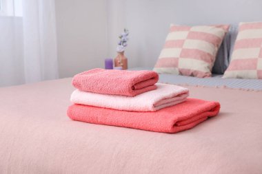 Yatakta temiz havlu yığını