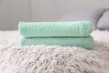 Yatakta temiz havlu yığını